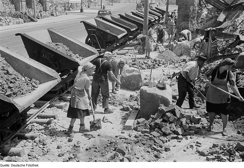 Nach dem Fall: Eindringliche Fotografien dokumentieren die Szene in Hitlers Bunker und den Ruinen Berlins