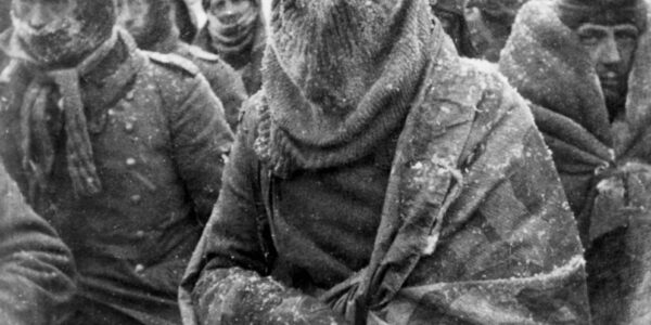 Deutsche Kriegsgefangene im eisigen Winter der Ostfront – Einblick in das harte Schicksal 1943.
