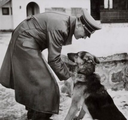 20 Vintage-Fotografien von Adolf Hitler und seinem geliebten Hund Blondi