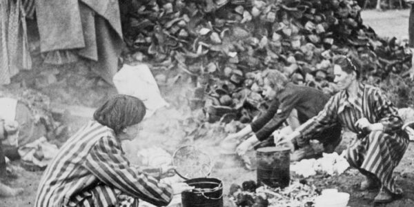 Bergen-Belsen – Erinnerungen in Schuhen: Zeugnisse eines dunklen Kapitels.