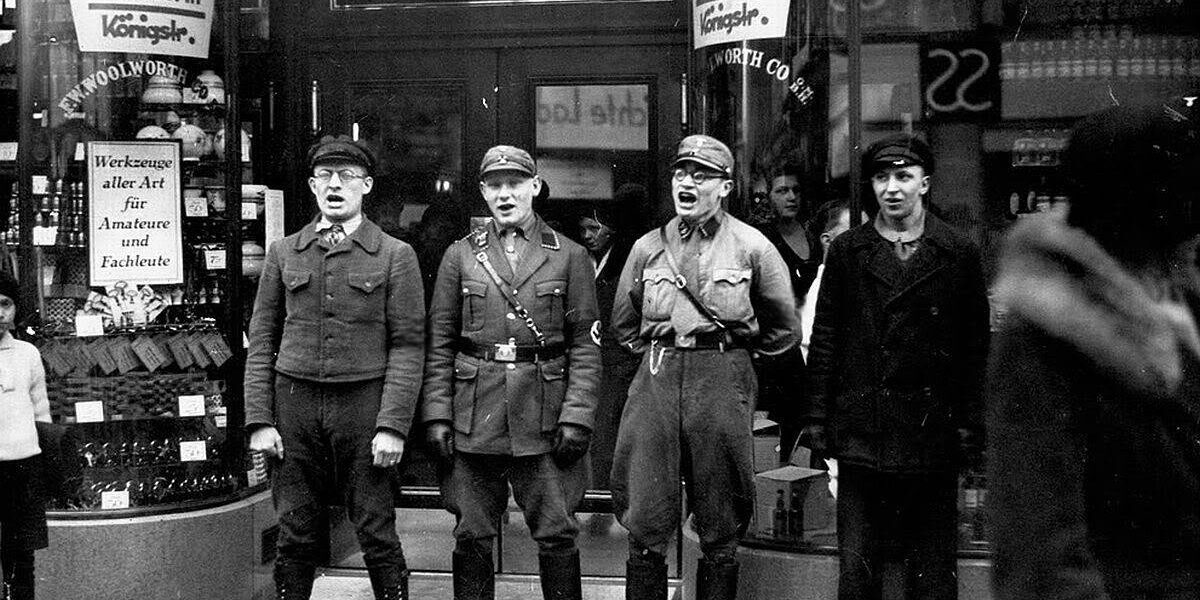 Nazis rufen singend zum Boykott judischer Geschäfte auf, 1933
