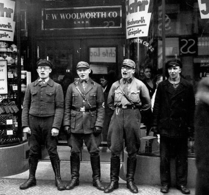 Nazis rufen singend zum Boykott judischer Geschäfte auf, 1933