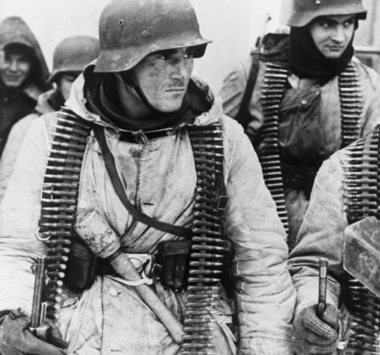Junger Deutscher mit seinem MG-42 irgendwo an der Ostfront (Winter 1943).