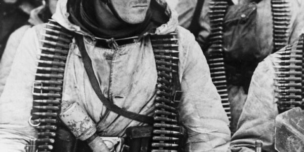 Junger Deutscher mit seinem MG-42 irgendwo an der Ostfront (Winter 1943).