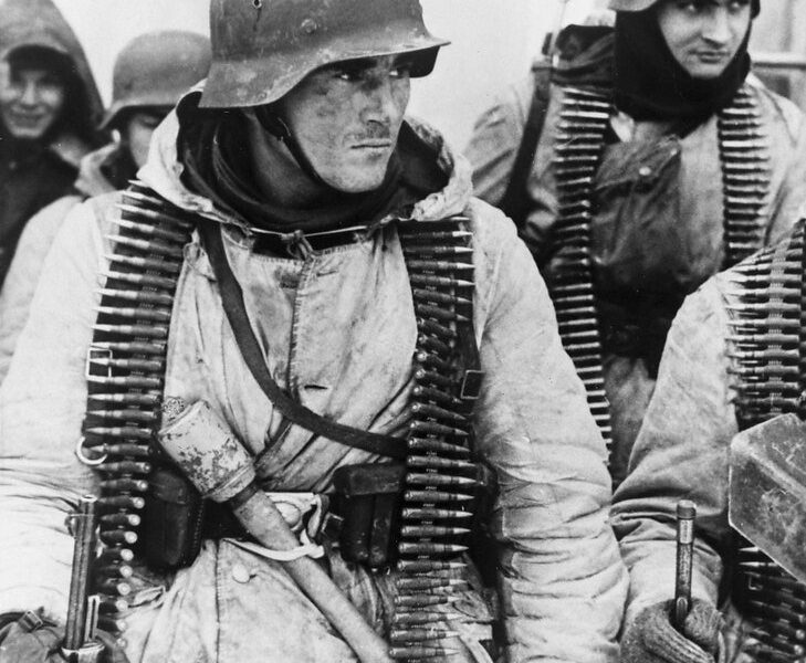 Junger Deutscher mit seinem MG-42 irgendwo an der Ostfront (Winter 1943).