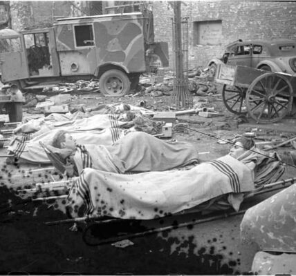 Letzte Hoffnung im Chaos: Verwundete Soldaten in den Ruinen von Berlin, 1945.