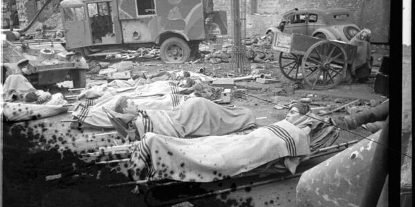 Letzte Hoffnung im Chaos: Verwundete Soldaten in den Ruinen von Berlin, 1945.