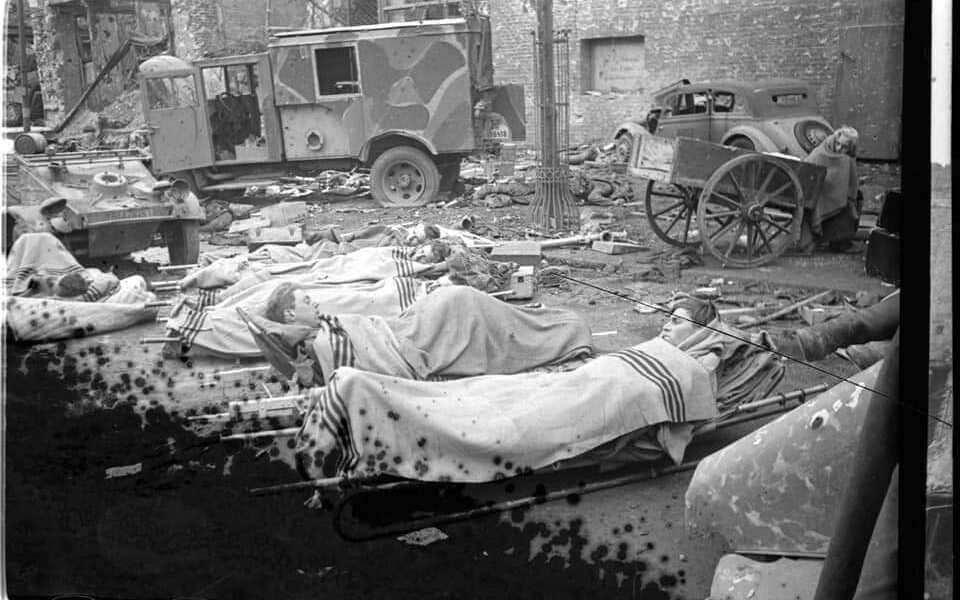 Letzte Hoffnung im Chaos: Verwundete Soldaten in den Ruinen von Berlin, 1945.
