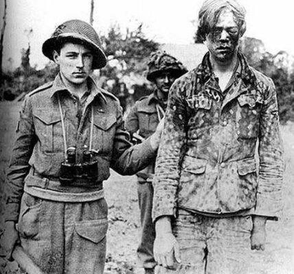 Kanadischer Soldat mit geschlagenem deutschen Kriegsgefangenen, Caen, 1944