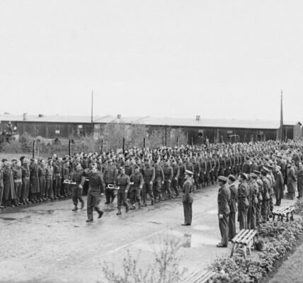 Die Ruckkehr der deutschen Kriegsgefangenen: Ein bewegender Moment der Freiheit – Die Heimkehr nach Jahren in Gefangenschaft!