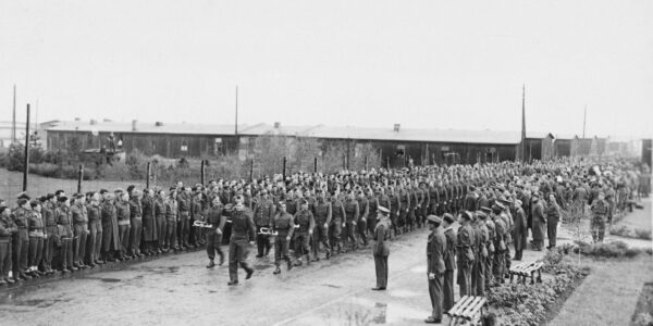 Die Ruckkehr der deutschen Kriegsgefangenen: Ein bewegender Moment der Freiheit – Die Heimkehr nach Jahren in Gefangenschaft!