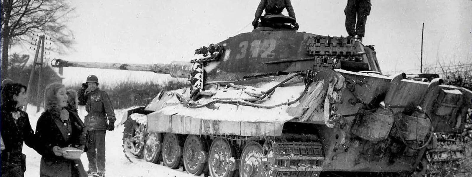 Zwei amerikanische Soldaten inspizieren einen zerstörten deutschen Königstiger-Panzer, 1944