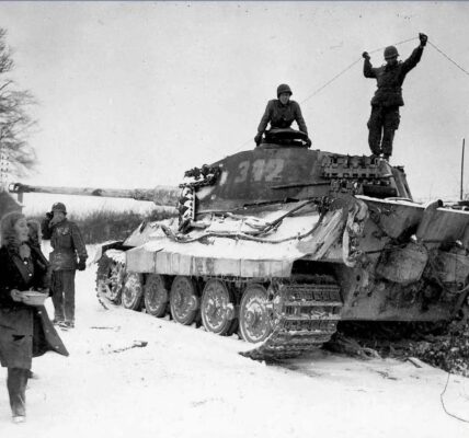 Zwei amerikanische Soldaten inspizieren einen zerstörten deutschen Königstiger-Panzer, 1944
