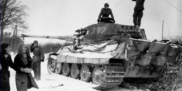 Zwei amerikanische Soldaten inspizieren einen zerstörten deutschen Königstiger-Panzer, 1944