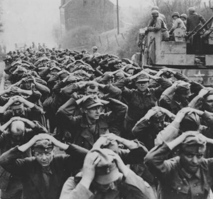 Verlorene Hoffnung: Tausende deutsche Soldaten marschieren in die Kriegsgefangenschaft.