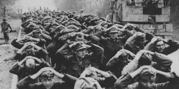 Verlorene Hoffnung: Tausende deutsche Soldaten marschieren in die Kriegsgefangenschaft.