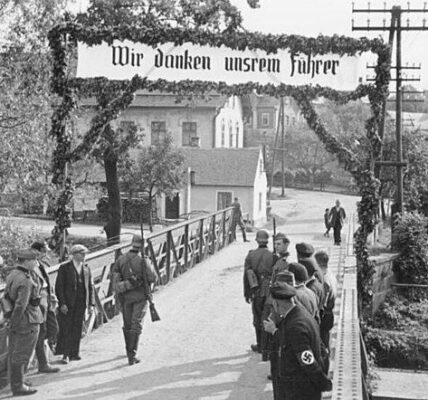 Ein deutscher Soldat teilt seine Ration mit einer russischen Mutter, 1941 .