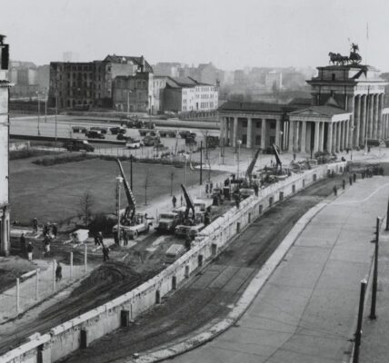Geburtsstunde der Berliner Mauer: Unvergängliche Bilder einer geteilten Stadt.
