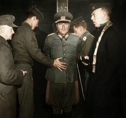 General Anton Dostler der Wehrmacht vor der Vollstreckung eines Urteils im Jahr 1945 in Gewahrsam genommen