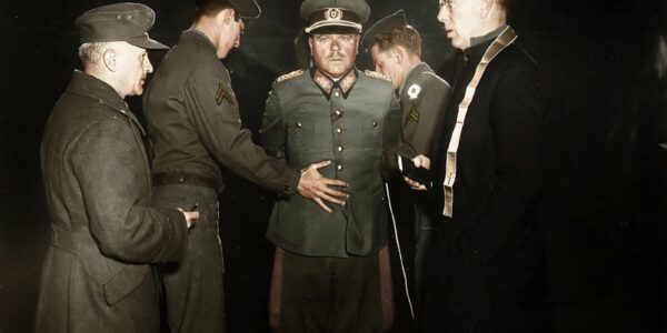 General Anton Dostler der Wehrmacht vor der Vollstreckung eines Urteils im Jahr 1945 in Gewahrsam genommen