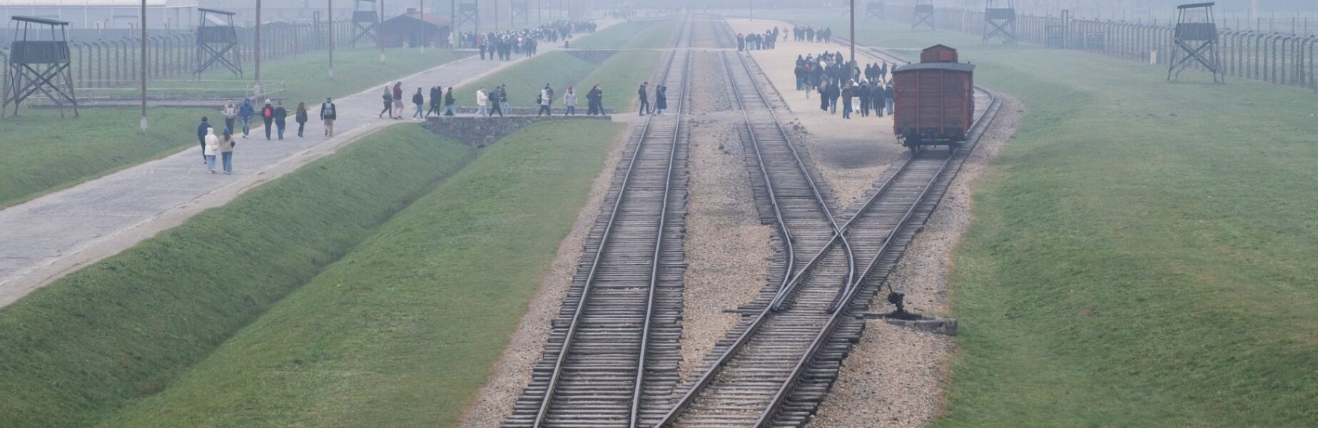 Ein Weg durch die Geschichte: Die Gleise von Auschwitz-Birkenau – Heute ein Ort des Erinnerns.