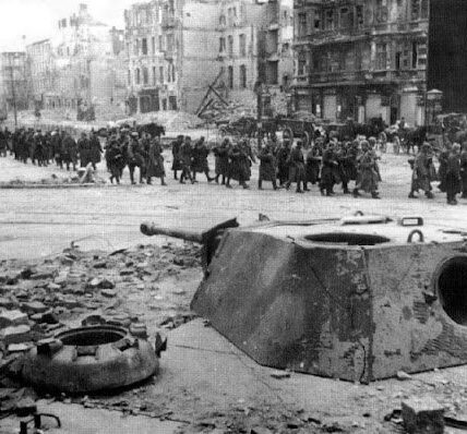 Schwarz-Weiß-Fotos des zerstörten Berlins im Jahr 1945.