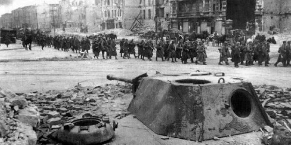 Schwarz-Weiß-Fotos des zerstörten Berlins im Jahr 1945.