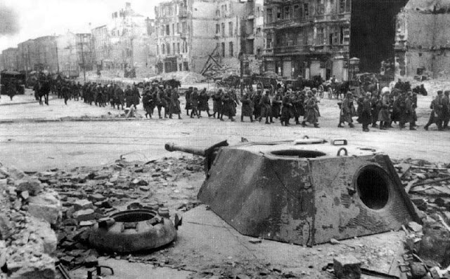 Schwarz-Weiß-Fotos des zerstörten Berlins im Jahr 1945.