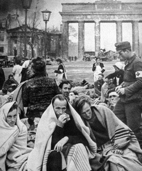Berlin in Trummern: Zwischen Hoffnung und Verzweiflung – Der Alltag nach dem Zusammenbruch.