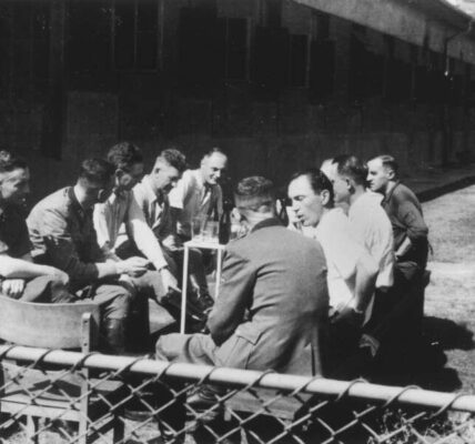22 seltene Fotos, die das geheime Leben der Nazis in Auschwitz zeigen