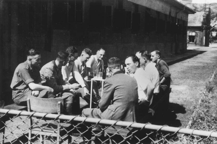 22 seltene Fotos, die das geheime Leben der Nazis in Auschwitz zeigen