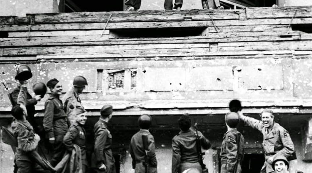 Alliierte Soldaten verspotten Hitler auf seinem Balkon der Reichskanzlei, 1945