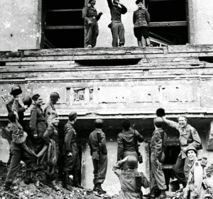 Alliierte Soldaten verspotten Hitler auf seinem Balkon der Reichskanzlei, 1945