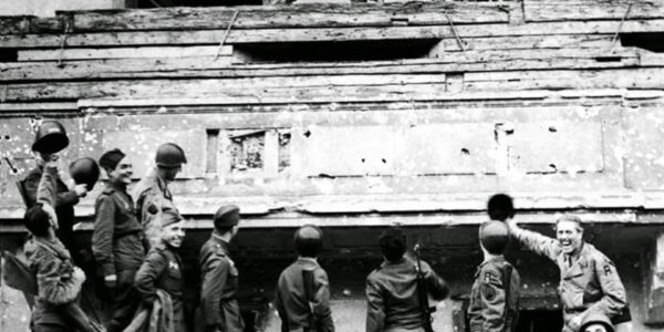 Alliierte Soldaten verspotten Hitler auf seinem Balkon der Reichskanzlei, 1945