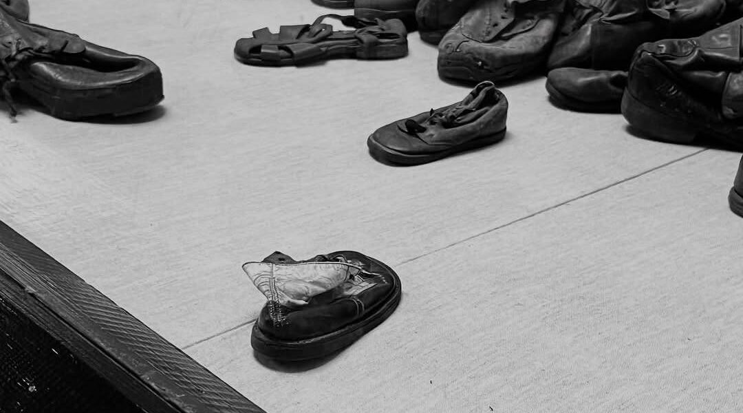 Erinnerung in jedem Schritt: Die Schuhe der Opfer von Auschwitz – stille Zeugen einer dunklen Vergangenheit.