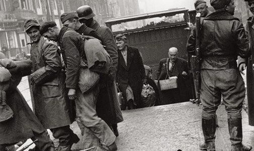 Das Ende in Berlin: Deutsche Soldaten legen die Waffen nieder, Mai 1945