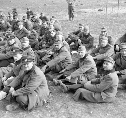 Deutsche Gefangene in einem Sammelgebiet außerhalb von Frankfurt am Main, Deutschland – April 1945