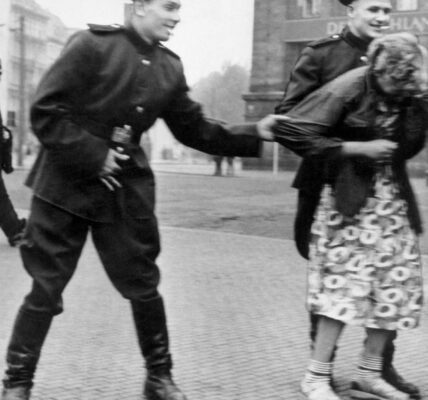 Sowjetische Soldaten belästigen eine deutsche Frau in Leipzig offen sexuell, 1945