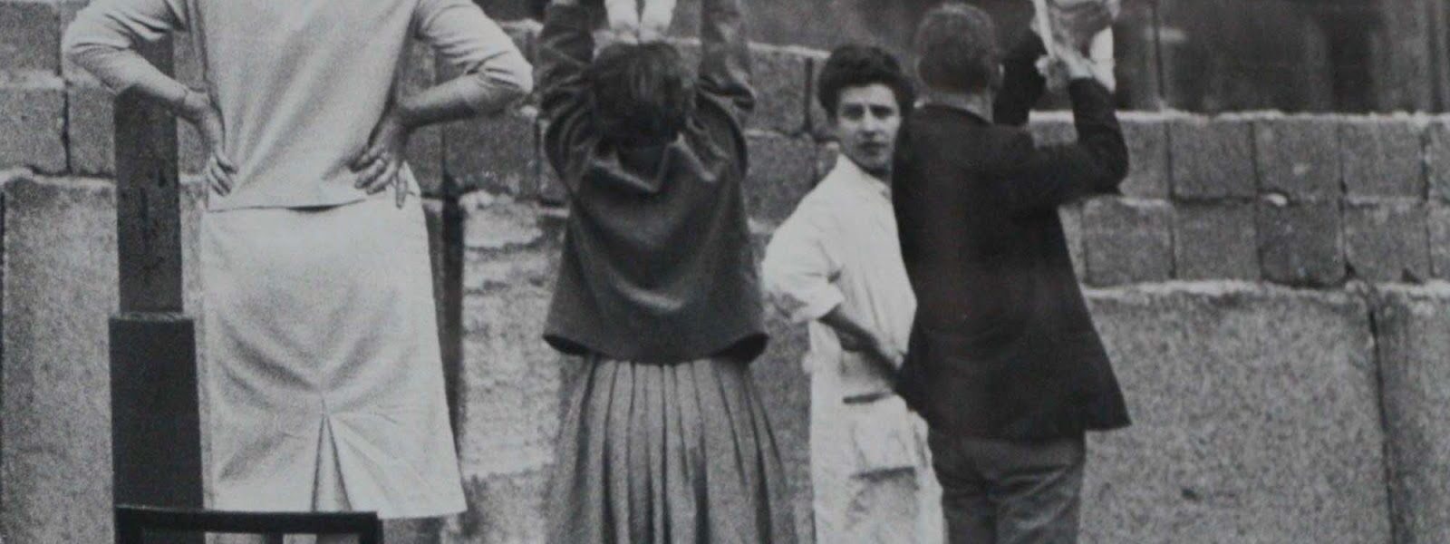 Einwohner West-Berlins zeigen ihren Großeltern, die im Osten wohnen, ihre Kinder, 1961
