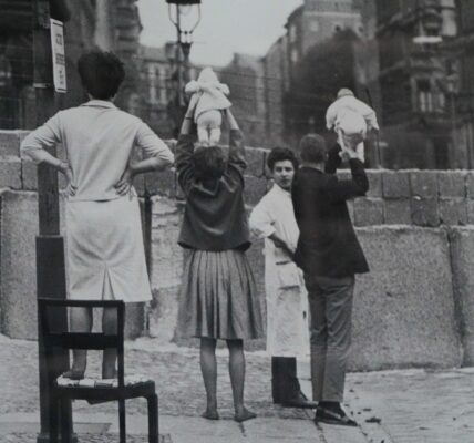 Einwohner West-Berlins zeigen ihren Großeltern, die im Osten wohnen, ihre Kinder, 1961