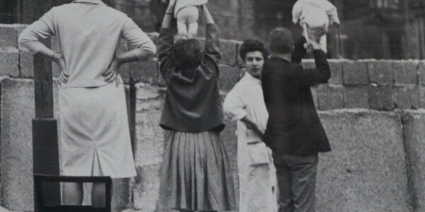 Einwohner West-Berlins zeigen ihren Großeltern, die im Osten wohnen, ihre Kinder, 1961