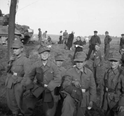 Junge deutsche Soldaten am Kriegsende 1945.H