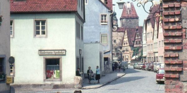 40 fantastische Farbdias dokumentieren den deutschen Alltag in den späten 1950er und 1960er Jahren.