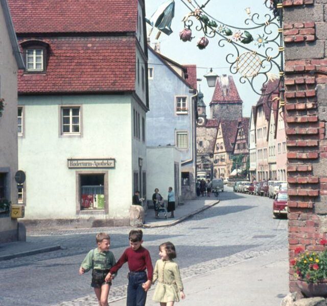 40 fantastische Farbdias dokumentieren den deutschen Alltag in den späten 1950er und 1960er Jahren.