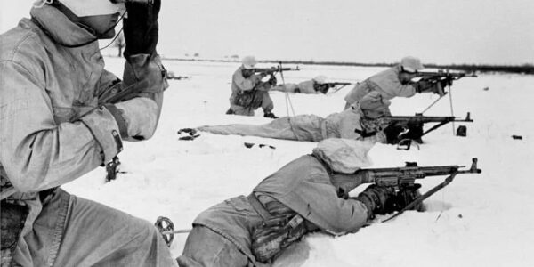 Sturm im Schnee: Deutsche Skijäger mit StG 44 im Einsatz bei Prypjat, Februar 1944.