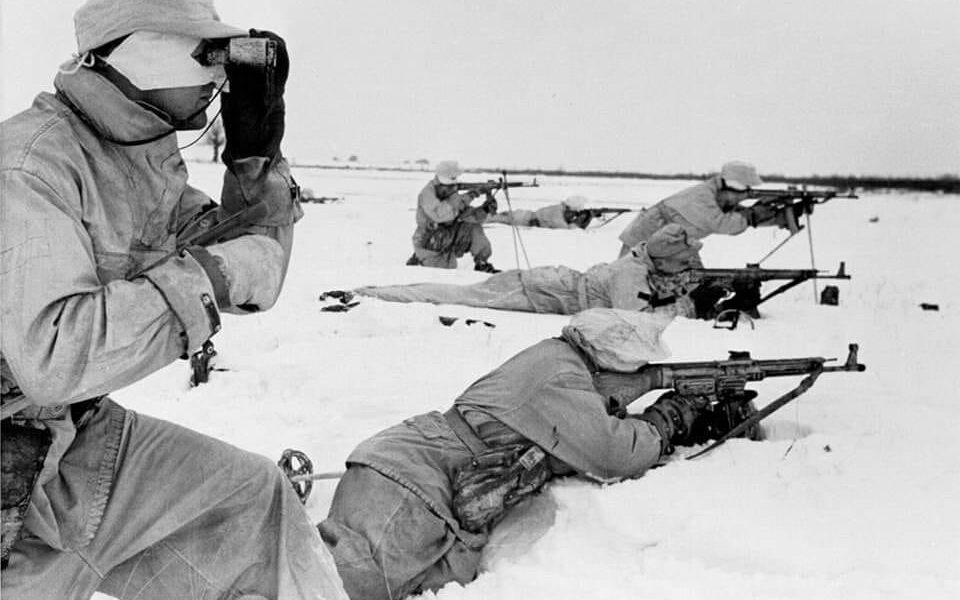 Sturm im Schnee: Deutsche Skijäger mit StG 44 im Einsatz bei Prypjat, Februar 1944.