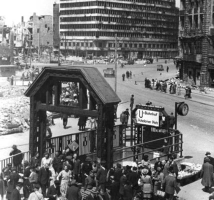 Kurz nach dem Zweiten Weltkrieg dokumentieren 48 erstaunliche Fotos den Berliner Alltag im Jahr 1946.