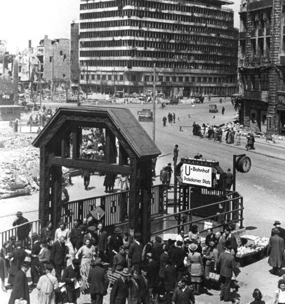 Kurz nach dem Zweiten Weltkrieg dokumentieren 48 erstaunliche Fotos den Berliner Alltag im Jahr 1946.