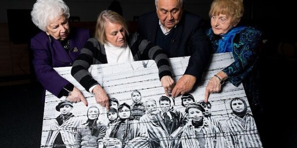 Im Jahr 2015 posierten vier Überlebende mit einem ikonischen Auschwitz-Foto, 70 Jahre nach der Befreiung des beruchtigten Todeslagers