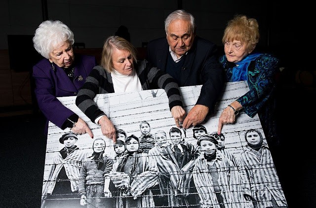 Im Jahr 2015 posierten vier Überlebende mit einem ikonischen Auschwitz-Foto, 70 Jahre nach der Befreiung des beruchtigten Todeslagers
